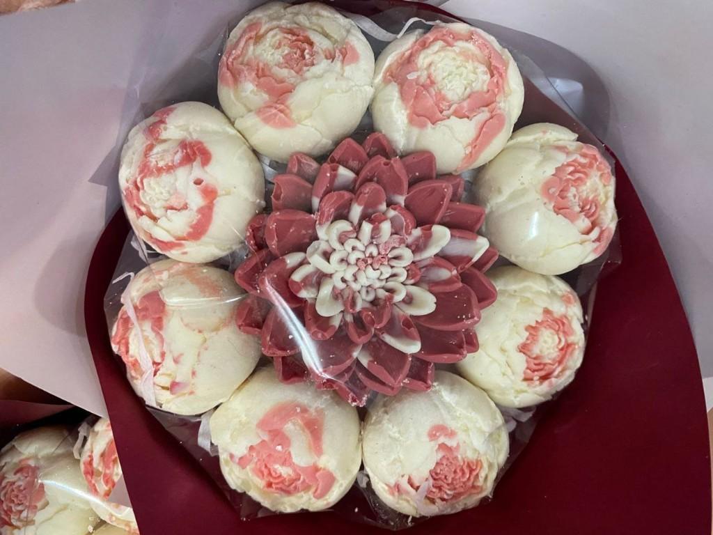 Букет астра в центре + пионы из шоколада